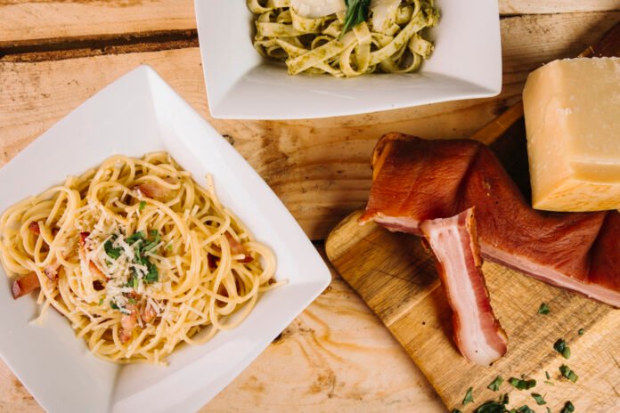 Pratos tradicionais da culinária toscana com pasta, pancetta e queijo.