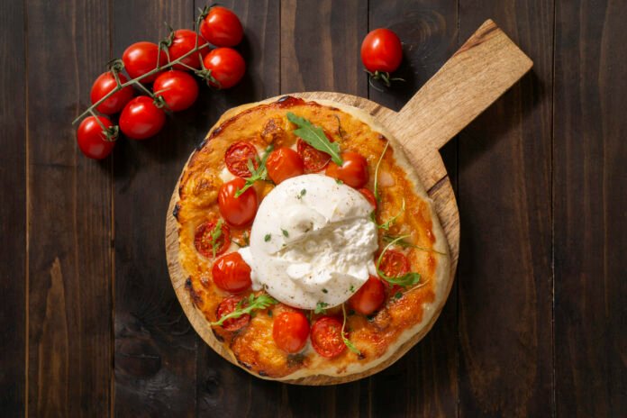 Pizza napolitana com tomates cereja, rúcula e mussarela de búfala
