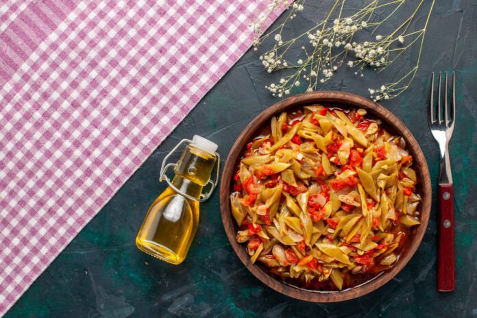 Prato de massa típica da culinária sarda com azeite de oliva e vegetais frescos.